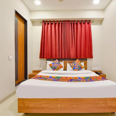 Fabhotel Happinex Surat Luaran gambar