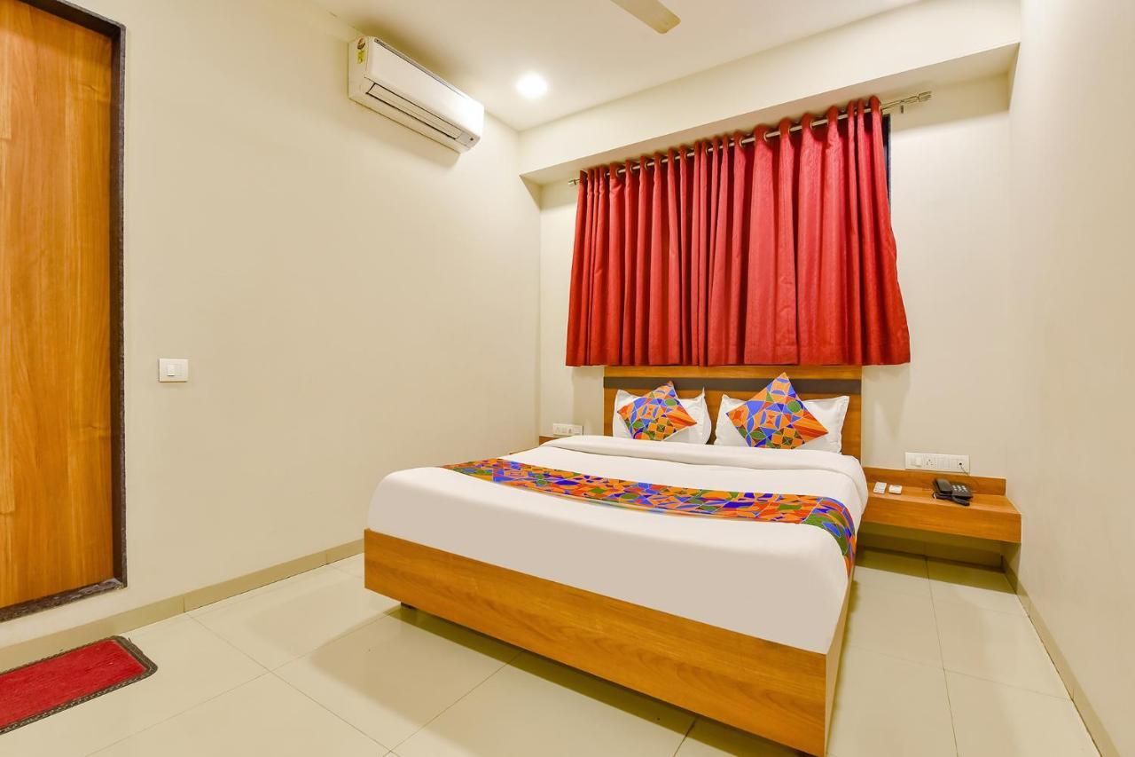 Fabhotel Happinex Surat Luaran gambar