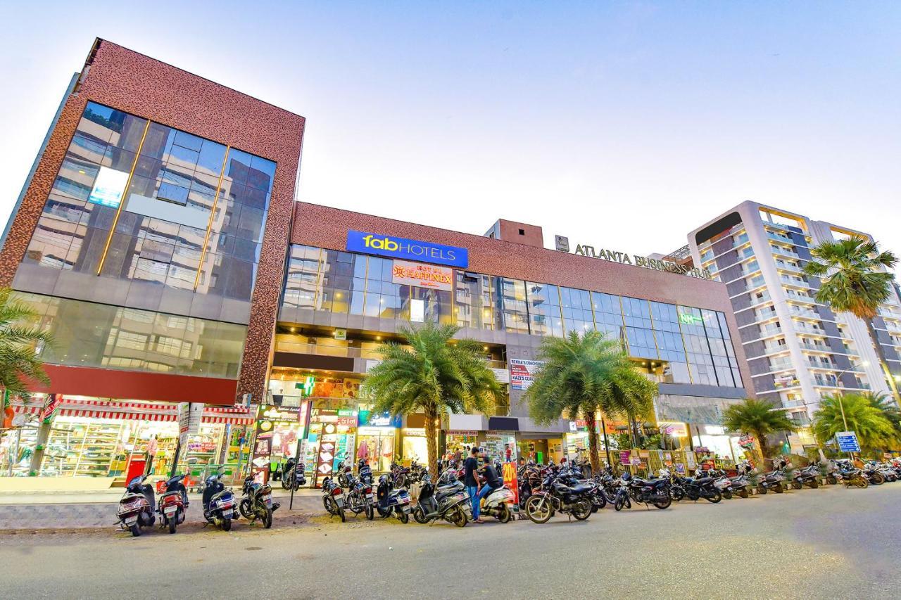 Fabhotel Happinex Surat Luaran gambar