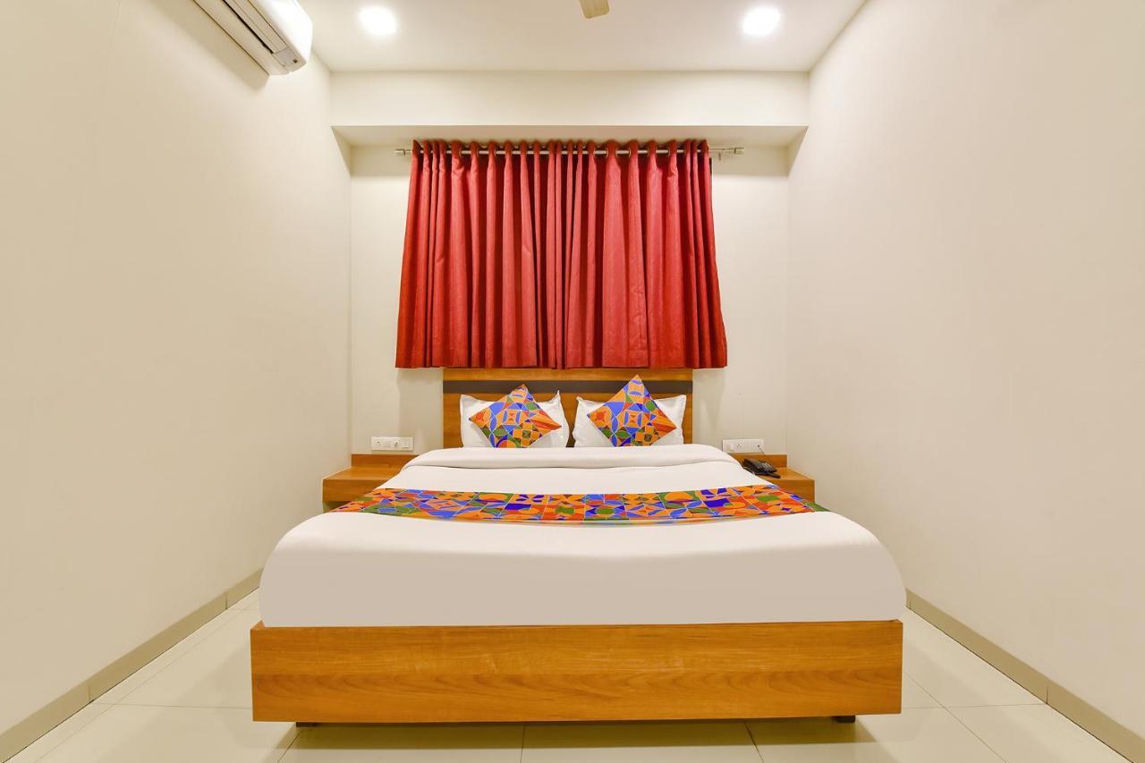 Fabhotel Happinex Surat Luaran gambar