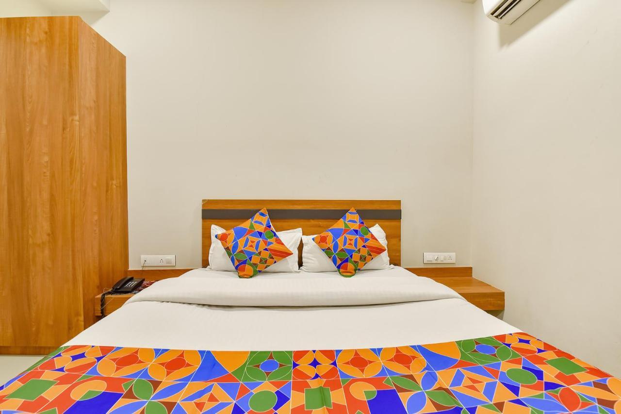 Fabhotel Happinex Surat Luaran gambar