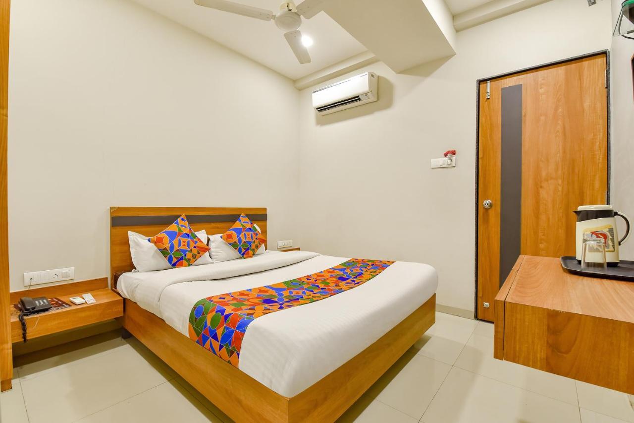 Fabhotel Happinex Surat Luaran gambar