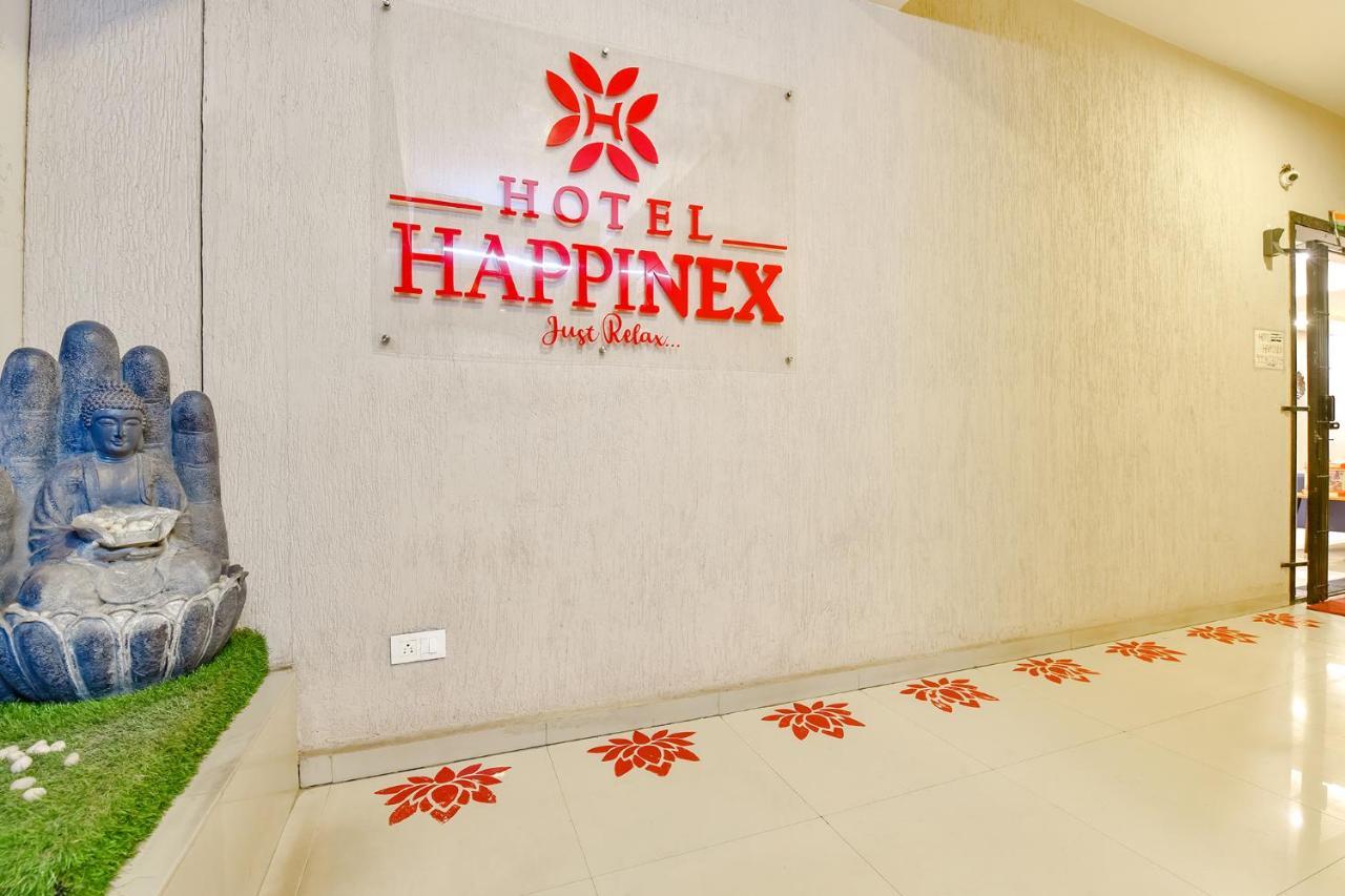 Fabhotel Happinex Surat Luaran gambar