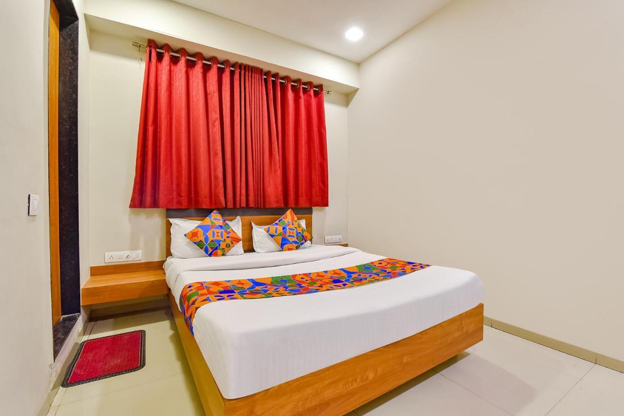 Fabhotel Happinex Surat Luaran gambar