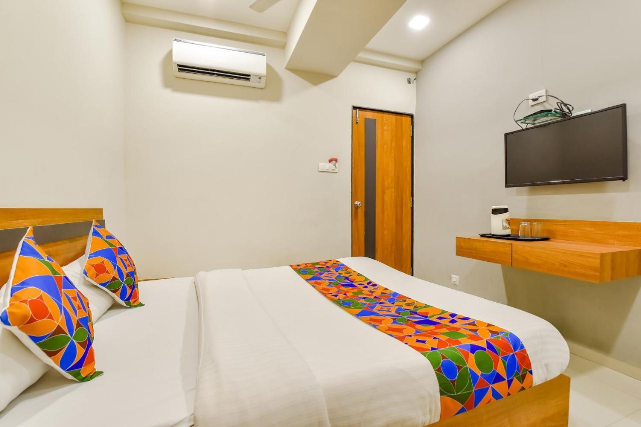 Fabhotel Happinex Surat Luaran gambar