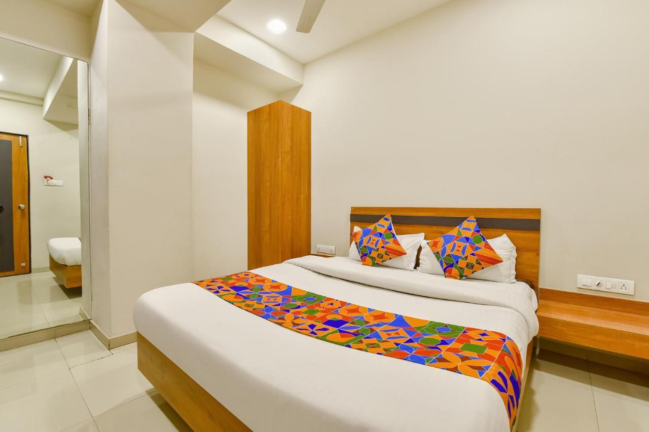 Fabhotel Happinex Surat Luaran gambar